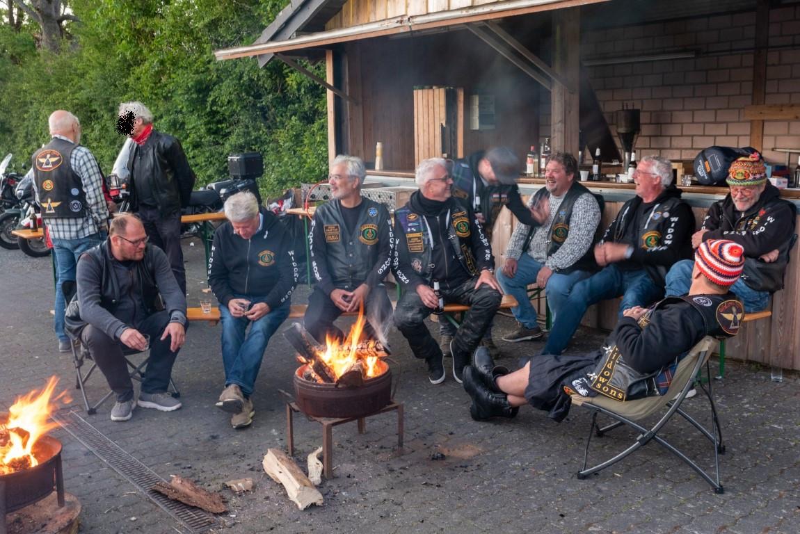 Widows Sons-leden rond het vuur bij het clubhuis
