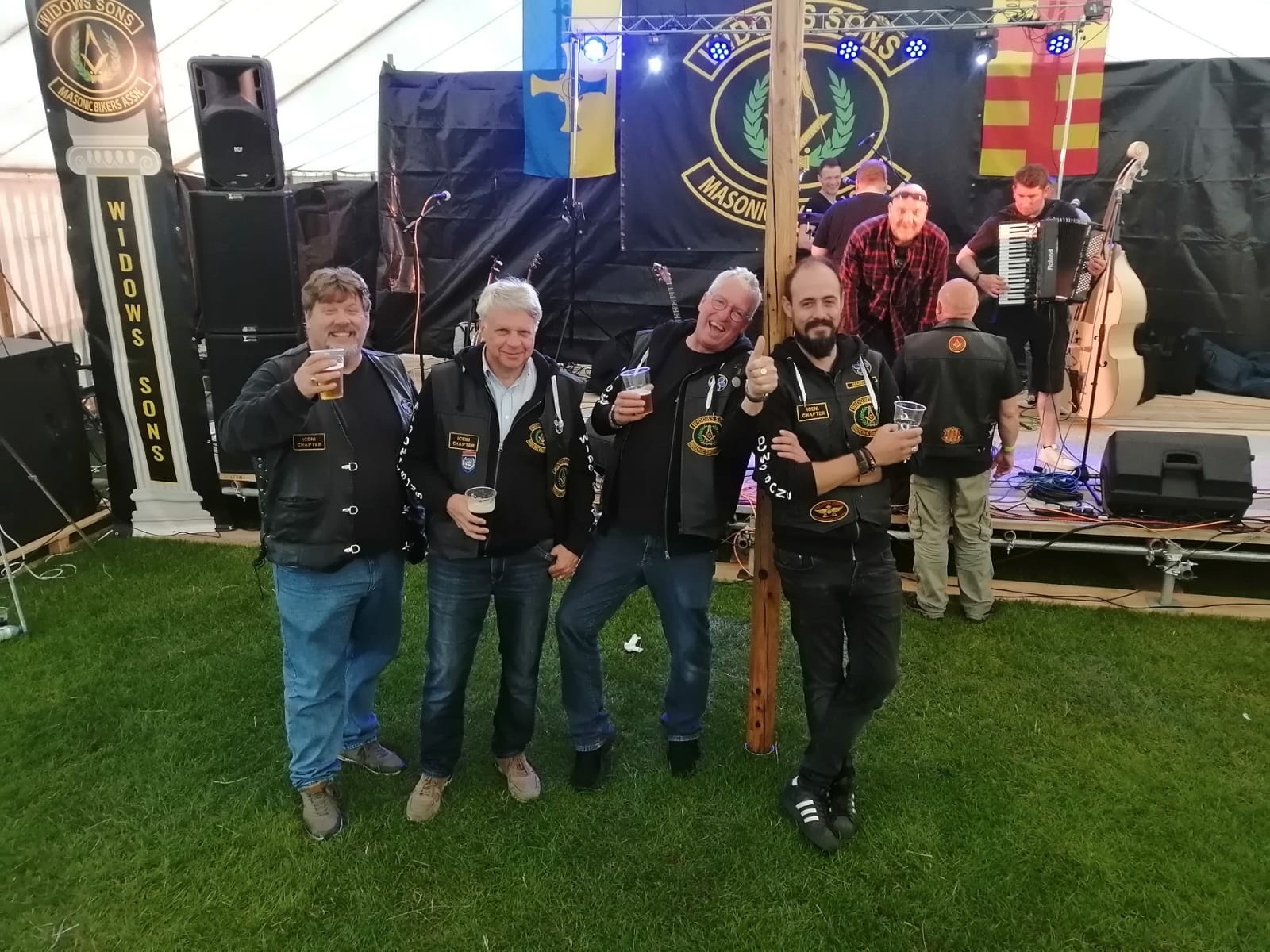 Widows Sons-broeders samen bij een clubevenement met livemuziek