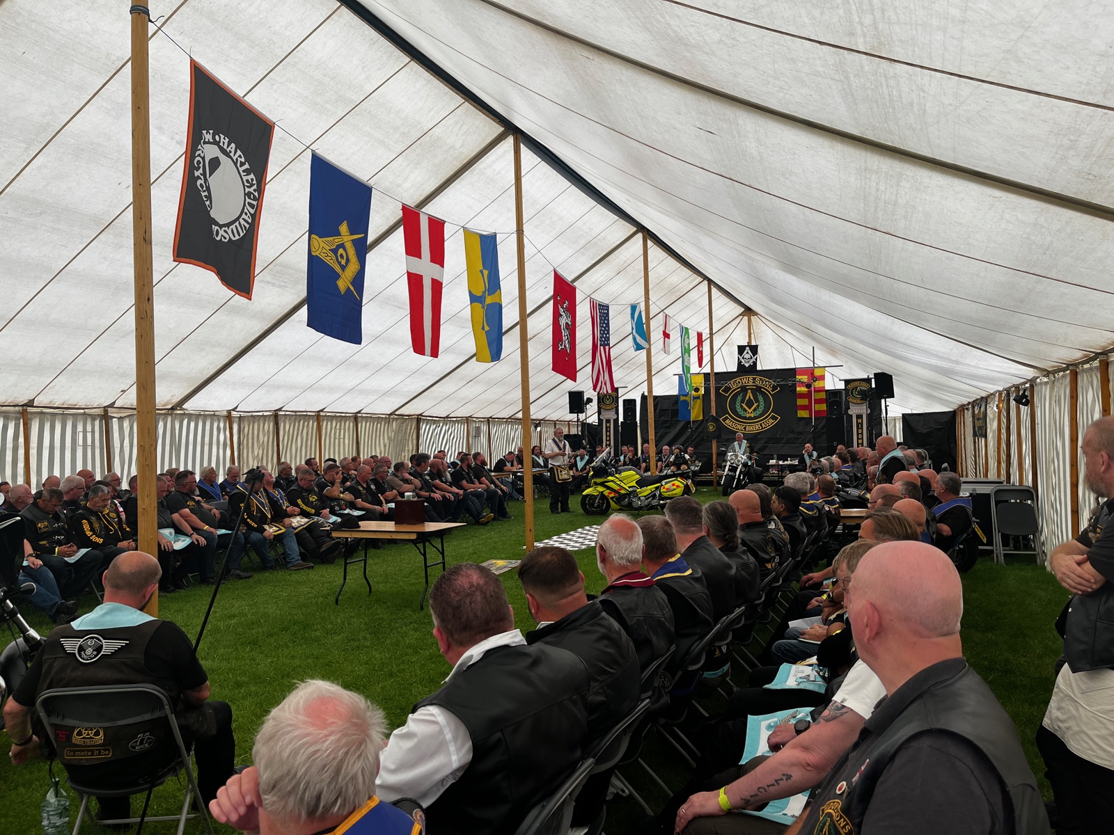 Widows Sons-leden tijdens een internationale bijeenkomst in de tent
